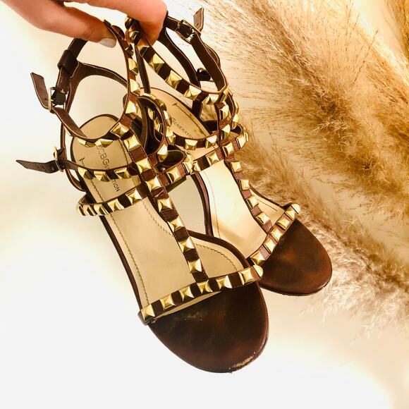 BCBG Brown Leather Gold Metal Studded T- Strap Strappy Sandals Chunky Heel 9 - Picture 2 of 13